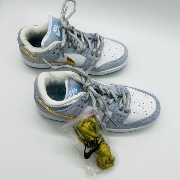 Nike SB Dunk Low 'Holiday
Special' by Sean Cliver - DC9936-
100 size 6.5 - Picture 16 of 16